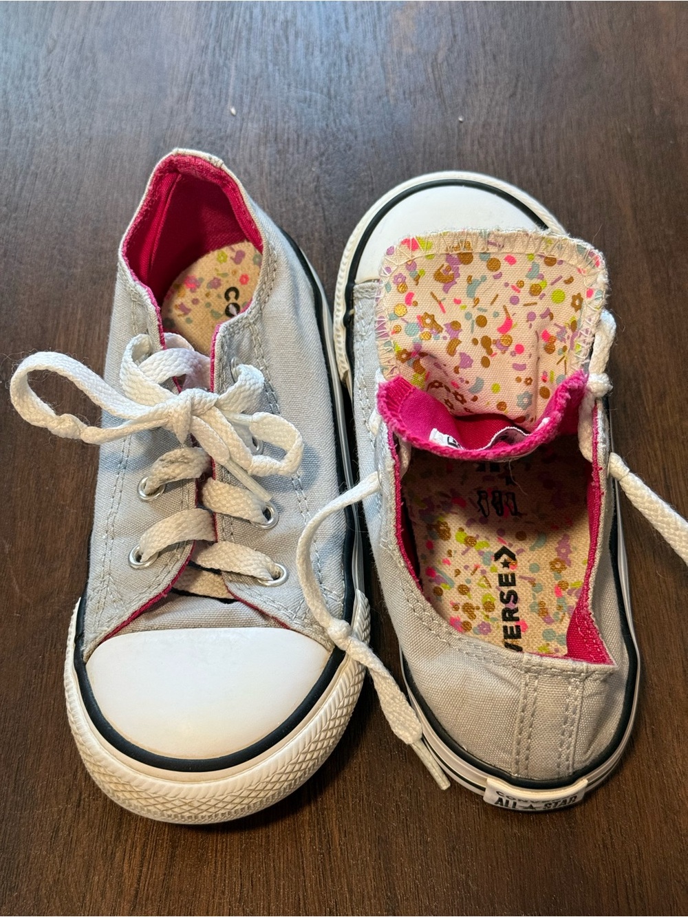 Converse Kids Low-Top Sneakers in Light Gray with Pink Accents